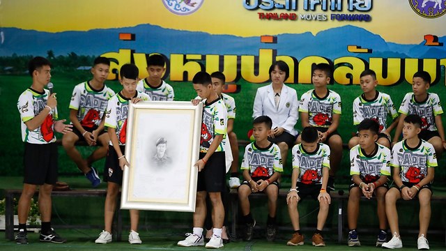 מסיבת עיתונאים של הילדים שחולצו מהמערה ב תאילנד (צילום: AP)