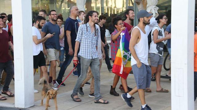 מפגינים בכיכר הבימה בתל אביב נגד חוק הפונדקאות (צילום: מוטי קמחי)