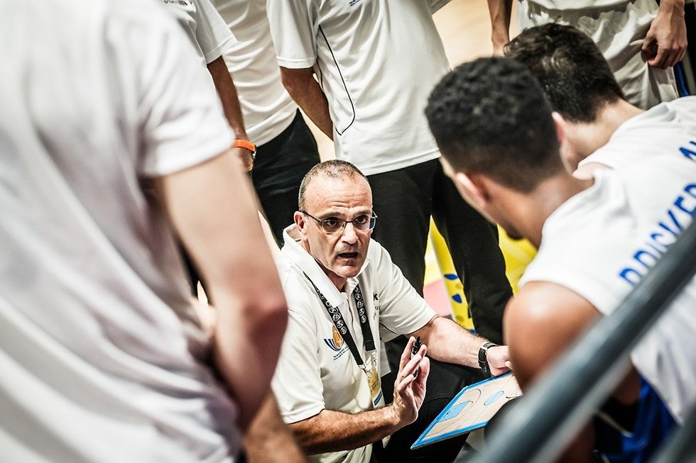 אריאל בית הלחמי עם שחקני נבחרת העתודה (צילום: FIBA.com)
