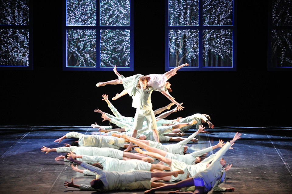 Сцена из спектакля "Весна священная" балета "Мец-Метрополь" (Франция). Фото: Philippe Gisselbrecht