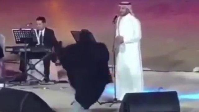 נערה הסעודית רצה לבמה וחיבקה את 