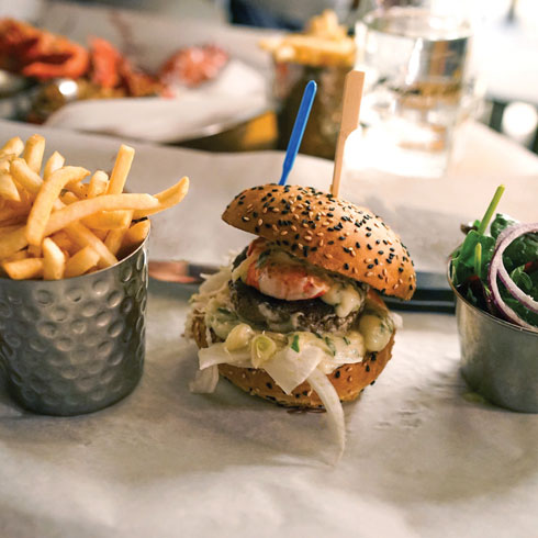 מציעה שתי מנות עיקרית מעולות – המבורגר משובח ולובסטר איכותי וטעים (צילום: Shutterstock)