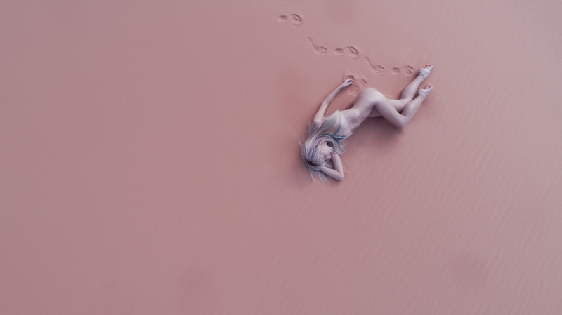 "Розовая женщина в дюнах". Фото Marc Lamey. Drone Awards Photographer of the Year 2018