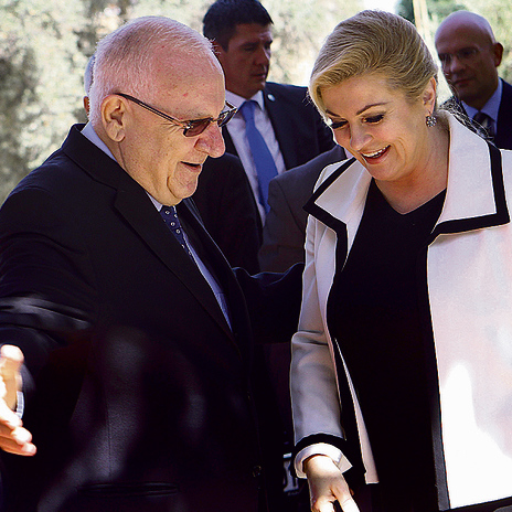 עם הנשיא ריבלין בביקורה בישראל. "גם אני חוויתי מלחמה" | צילום: אלכס קולומויסקי