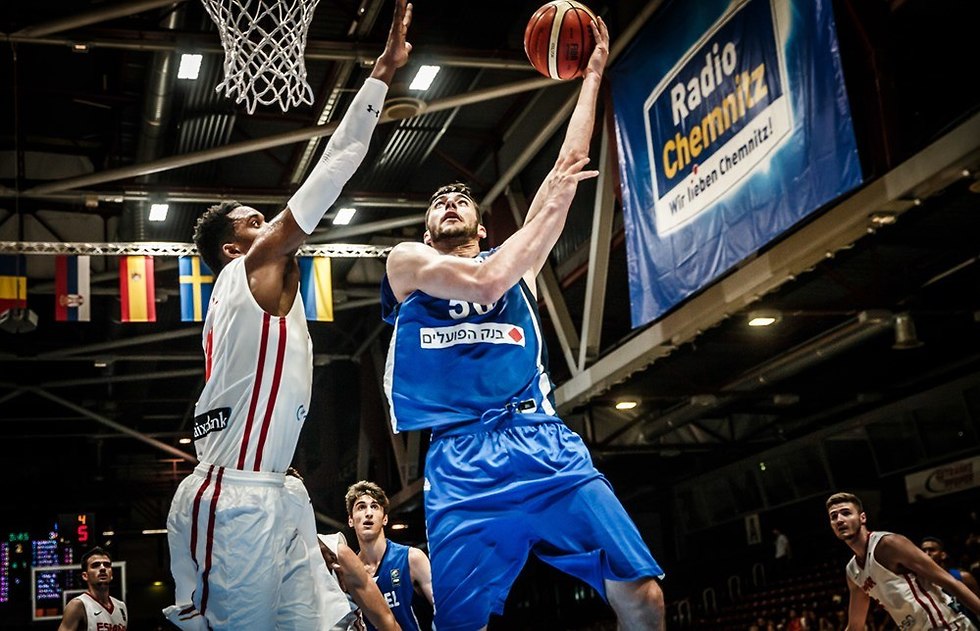 יובל זוסמן מול ספרד (צילום: FIBA.com)
