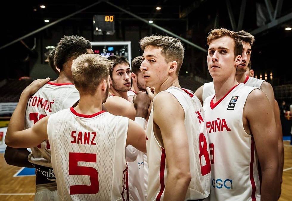 שחקני נבחרת ספרד עד גיל 20 מאוכזבים (צילום: FIBA.com)