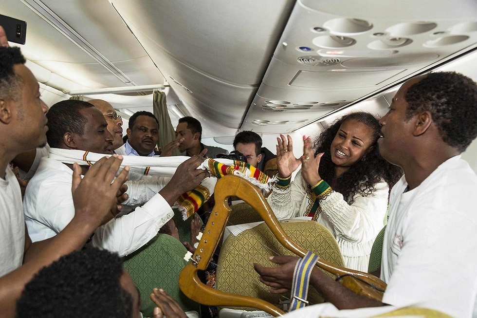 טיסה ראשונה מ אתיופיה ל אריתריאה אחרי 20 שנה (צילום: AFP)