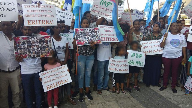 מפגינים מול שגרירות אתיופיה בתל אביב (צילום: משי בן עמי)