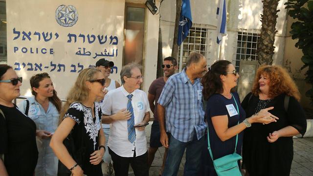 עורכי טקסים ממרכז הויה מסגירים עצמם למשטרה בתל אביב (צילום: מוטי קמחי)