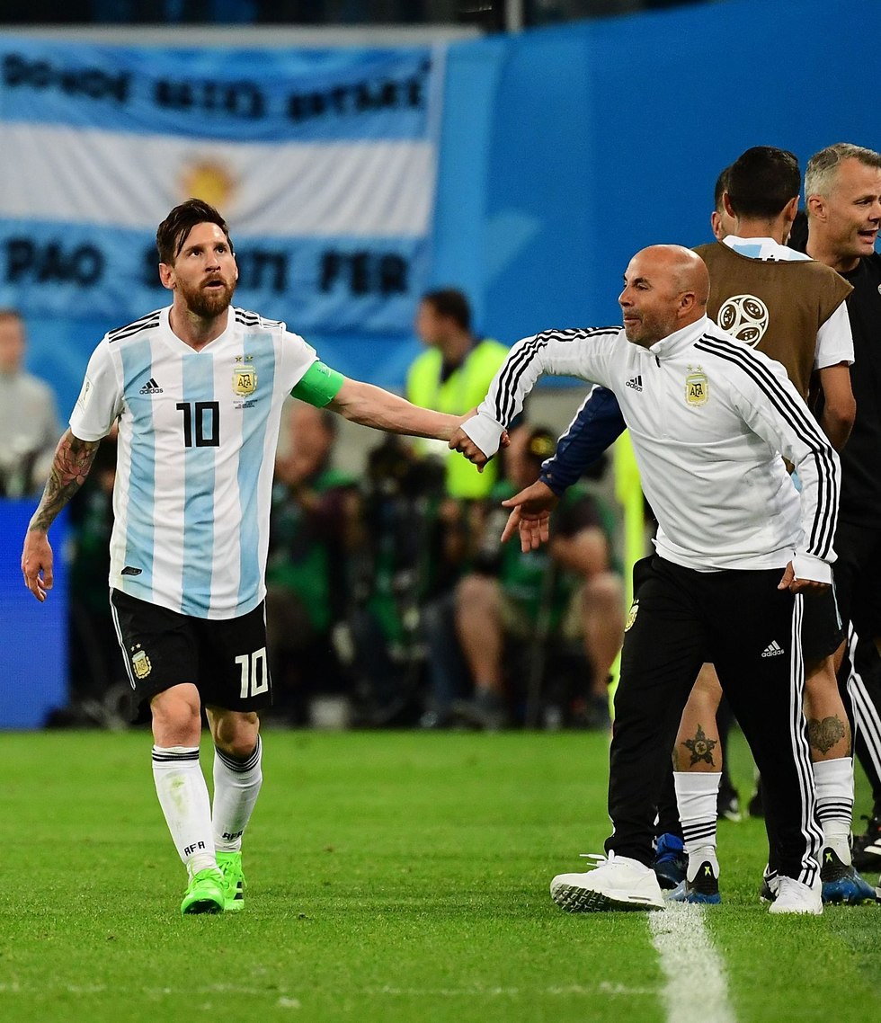 סמפאולי ומסי במשחק של ארגנטינה מול ניגריה (צילום: AFP)
