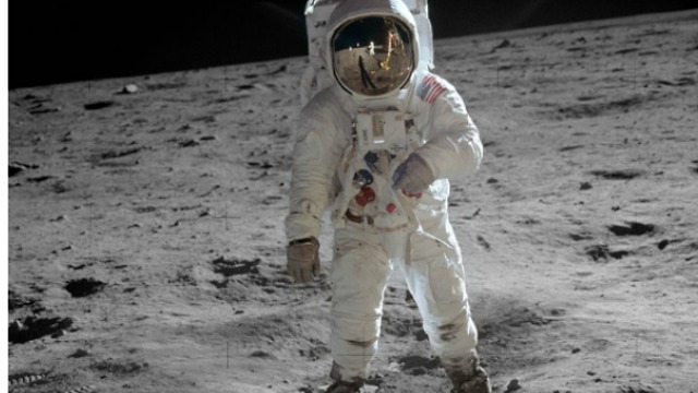 ארמסטרונג הצלם משתקף במגן הקסדה של אלדרין. אחת התמונות היחידות שלו על הירח (צילום: נאס