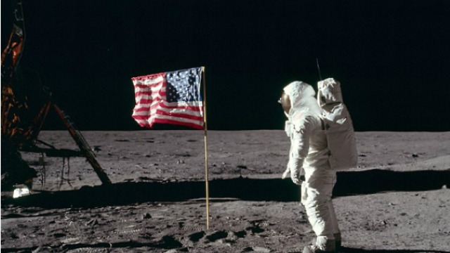 בסוף הוא החזיק מעמד. אלדרין ניצב מול הדגל האמריקאי, סמוך לרכב הנחיתה על הירח (צילום: נאס