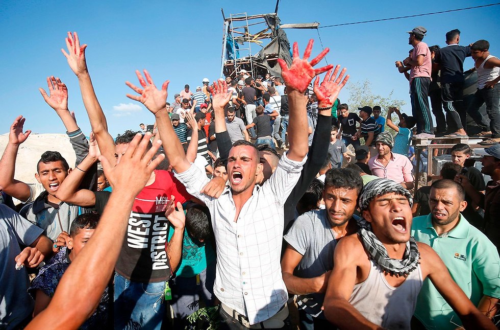 Palestinians near Hamas position    (Photo: AFP)