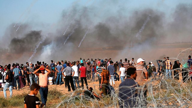 Palestinians at the Gaza border fence (Photo: AFP)