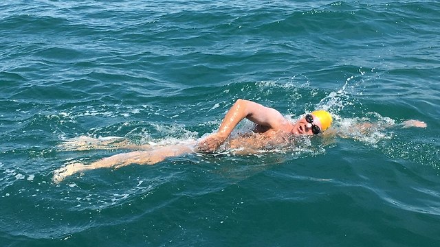Йоси Этингер переплывает Ла-Манш