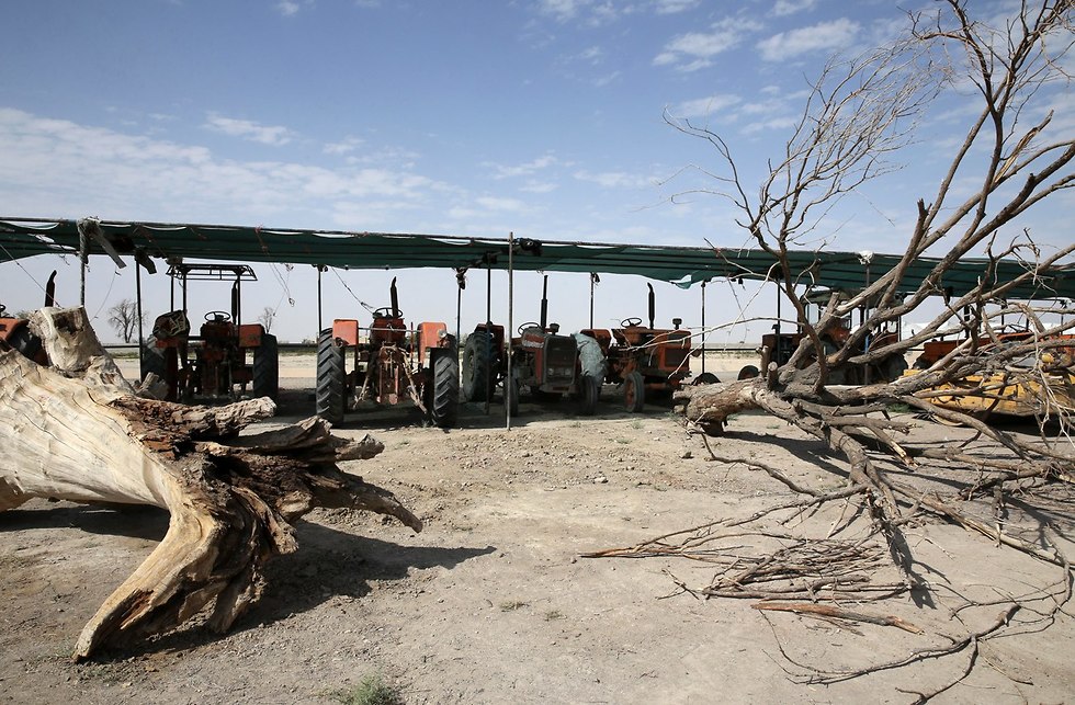 מחאת החקלאים ב עיירה ורזאנה מחוז איספהאן איראן בצורת מחסור רמבים (צילום: AP)