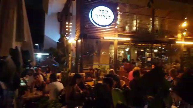 מסעדה פתוחה בערב תשעה באב, תל אביב (צילום: איתי שיקמן)