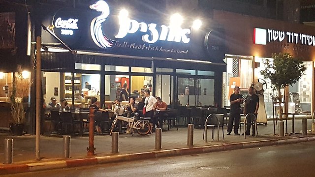 מסעדה פתוחה בערב תשעה באב, תל אביב (צילום: איתי שיקמן)