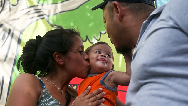 ג'והן מונטצ'ינוס מתאחד עם הוריו לאחר שהופרד מהם בגבול טקסס (צילום: AP)