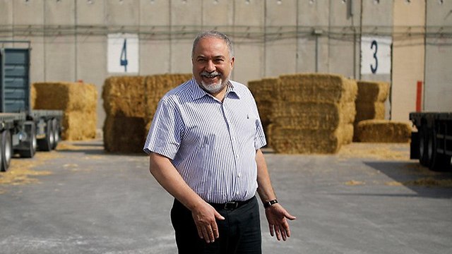 Defense Minister Avigdor Lieberman visitng Kerem Shalom Crossing (Photo: Reuters)