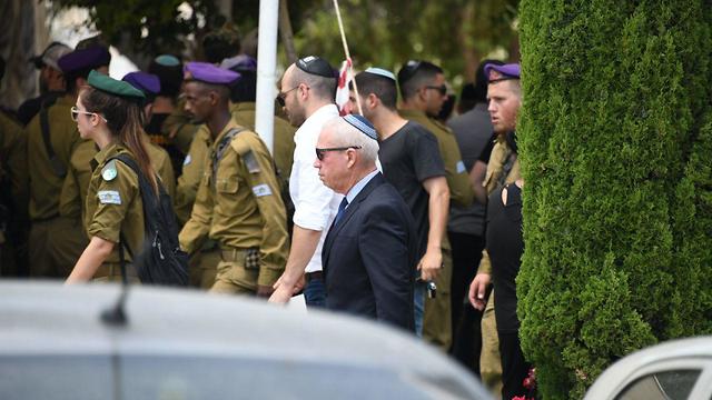 Minister Yoav Galant at the funeral (Photo: Yair Sagi)
