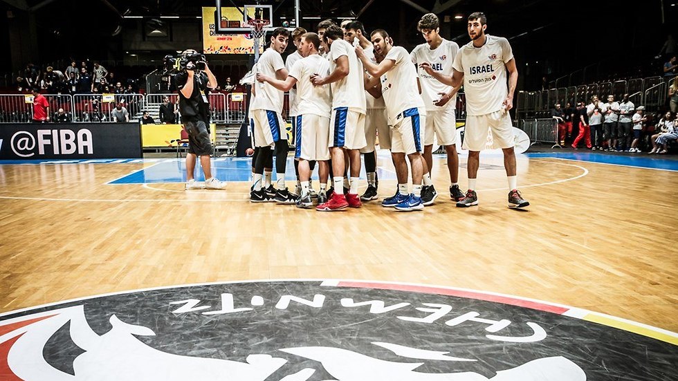 שחקני נבחרת העתודה בפתיחת הגמר (צילום: FIBA.com)