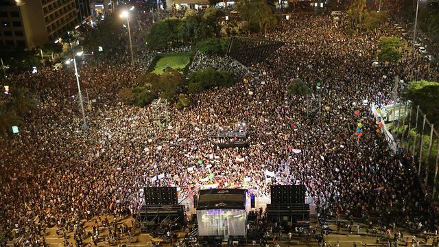 Многотысячный митинг на площади Рабина. Фото: Моти Кимхи