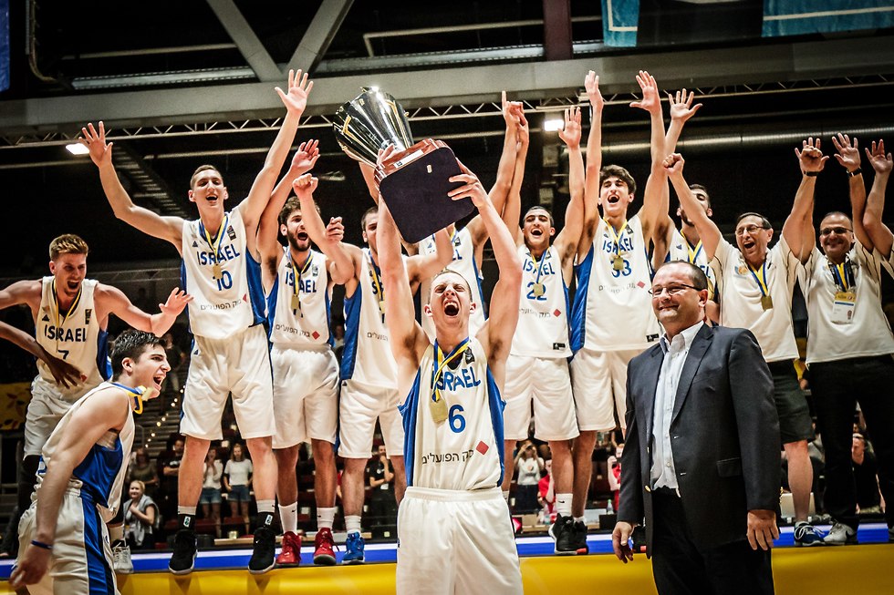 Чемпионы. Фото: FIBA