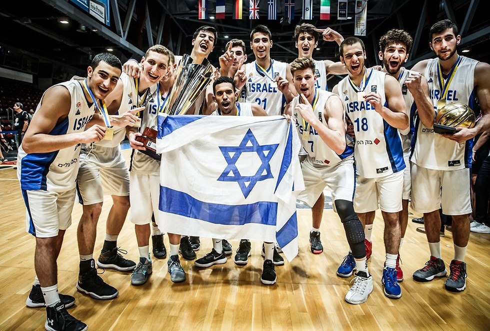 נבחרת העתודה חוגגת את הזכייה באליפות אירופה (צילום: FIBA.com)