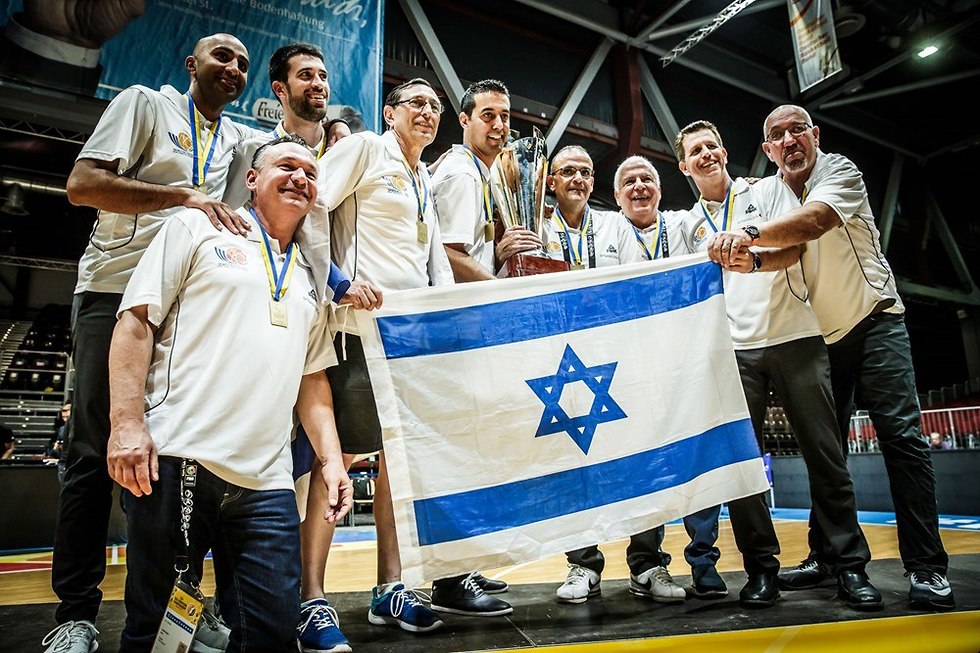 הצוות המקצועי של נבחרת העתודה חוגג (צילום: FIBA.com)