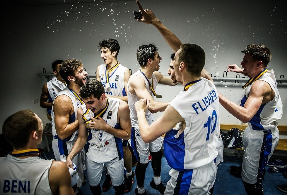שחקני נבחרת העתודה חוגגים בחדר ההלבשה (צילום: FIBA.com)