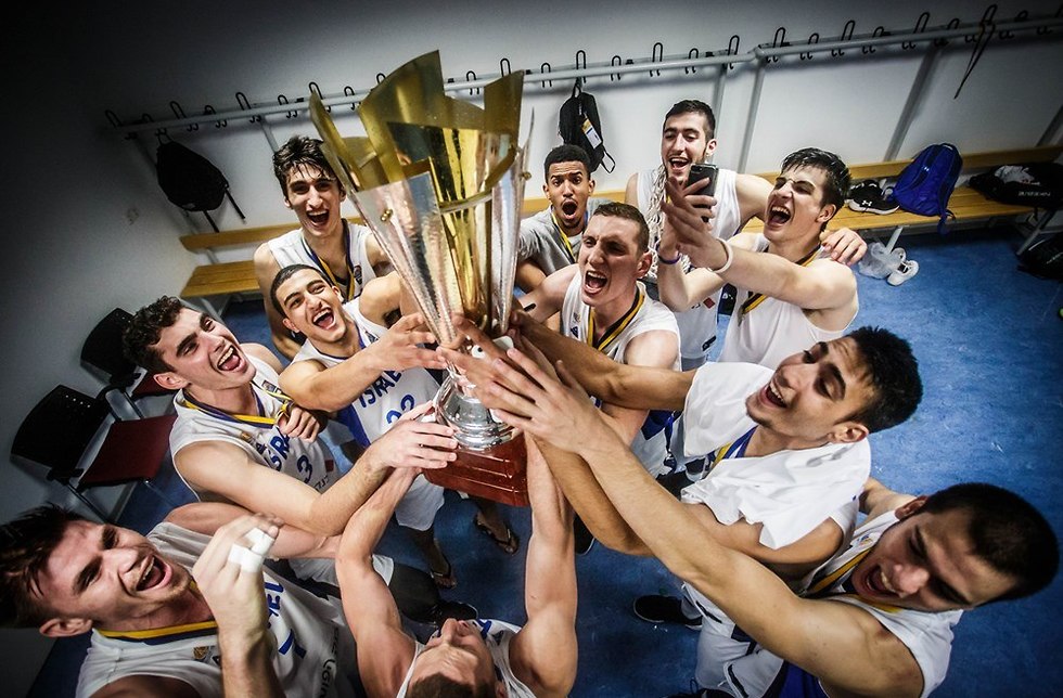 נבחרת העתודה חוגגת את הזכייה באליפות אירופה (צילום: FIBA.com)