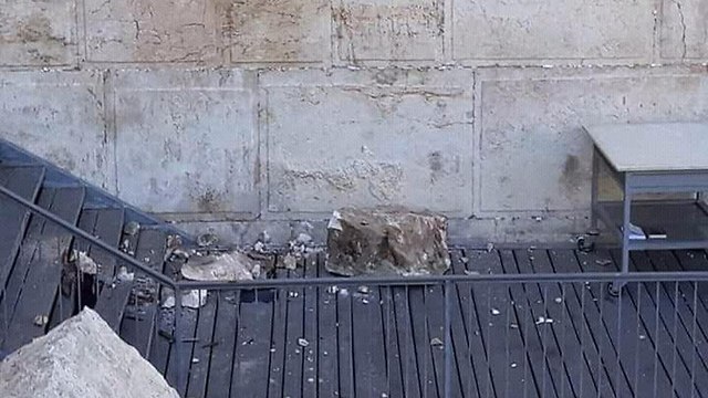 Rock detaches from Western Wall     