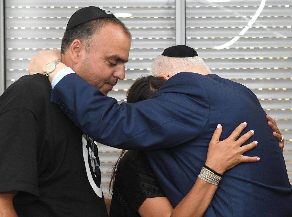 Rivlin comforts Sgt. Aviv Levi's parents (Photo: Avi Kanner/GPO)