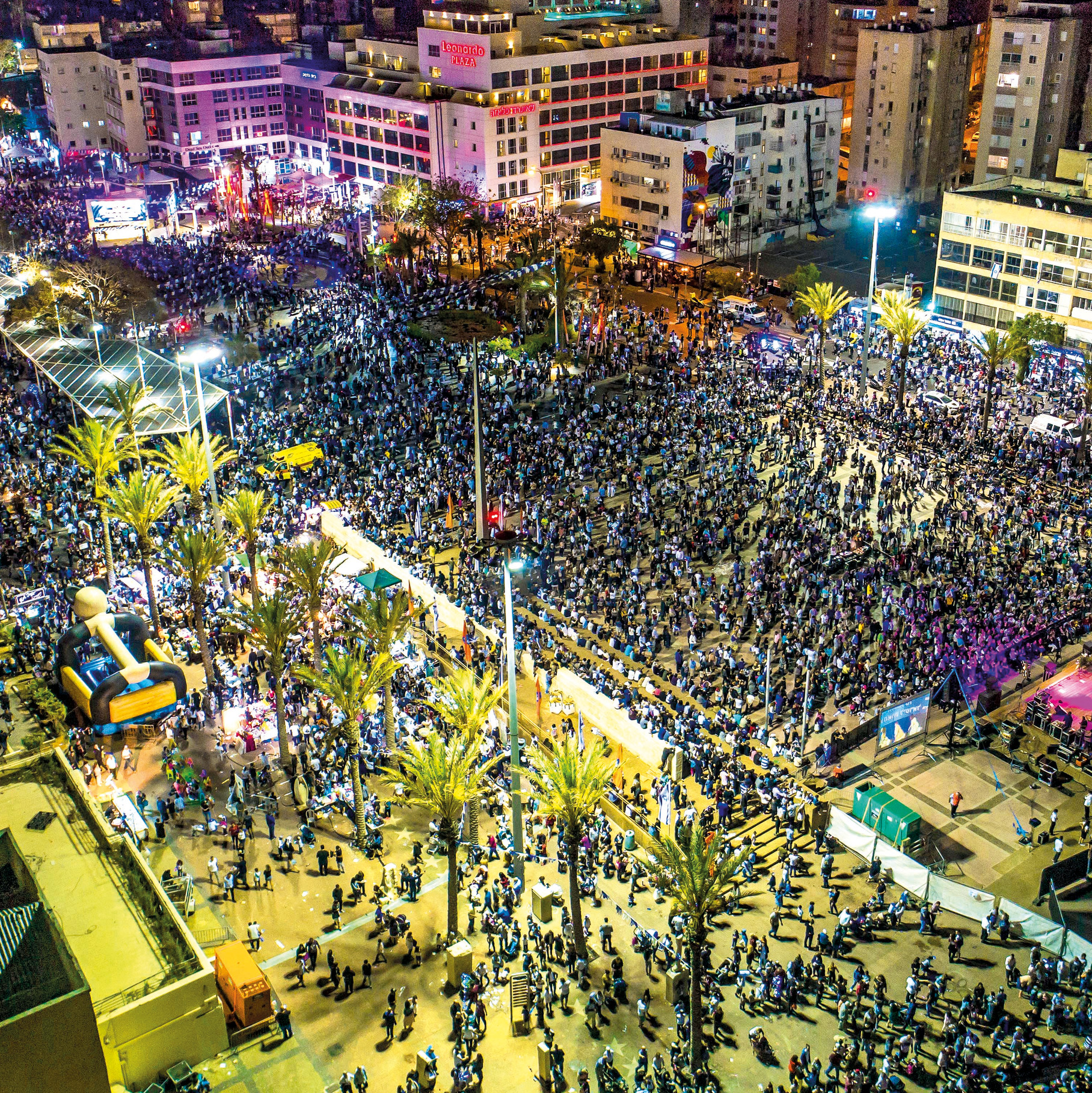 אלפי תיירים בכיכר העצמאות (צילום: רן אליהו) ()