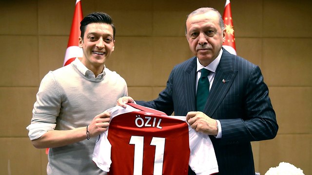 מסוט אוזיל רג'פ טאיפ ארדואן כדורגלן גרמניה נשיא טורקיה (צילום: AP)