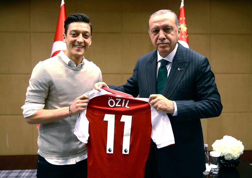 מסוט אוזיל רג'פ טאיפ ארדואן כדורגלן גרמניה נשיא טורקיה (צילום: AP)