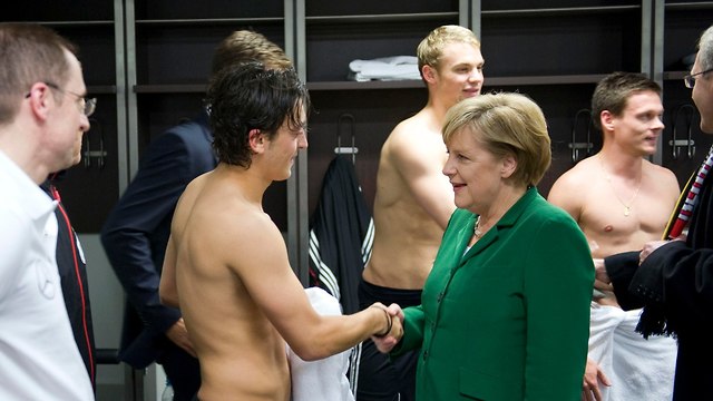 מסוט אוזיל קנצלרית גרמניה אנגלה מרקל (צילום: AFP)