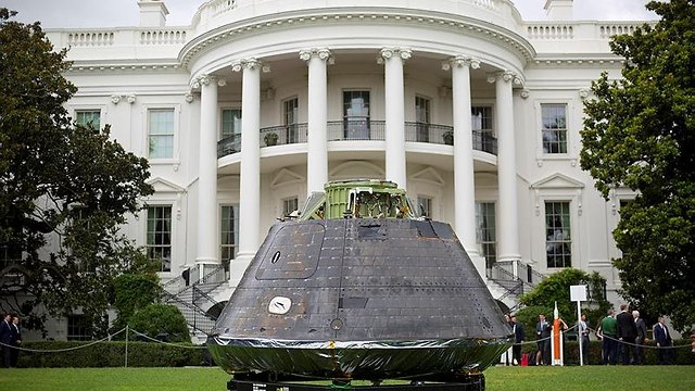 החללית אוריון בחצר הבית הלבן (צילום: AP)