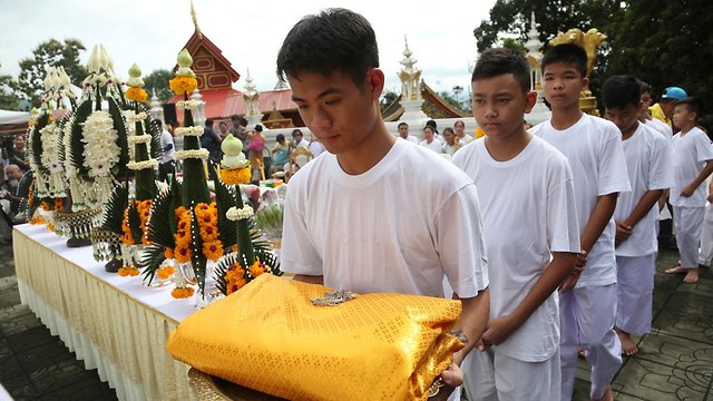 תאילנד ילדי המערה נכנסים ל מנזר נזירים (צילום: AP)