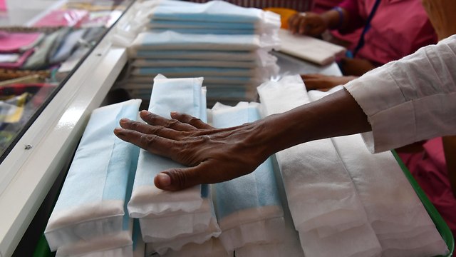 הודו תחבושות היגייניות מס טמפונים (צילום: AFP)