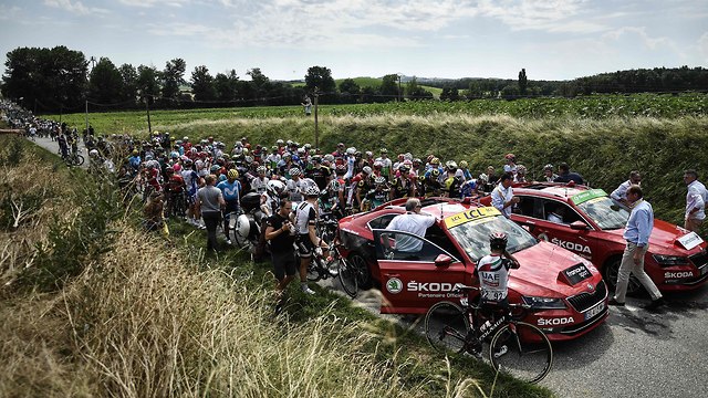 הרוכבים בטור דה פראנס מחכים לחידוש המרוץ (צילום: AFP)