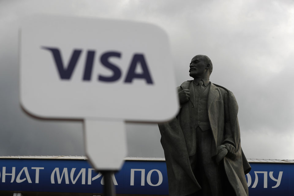 Visa в гостях у Ильича. Фото: AP
