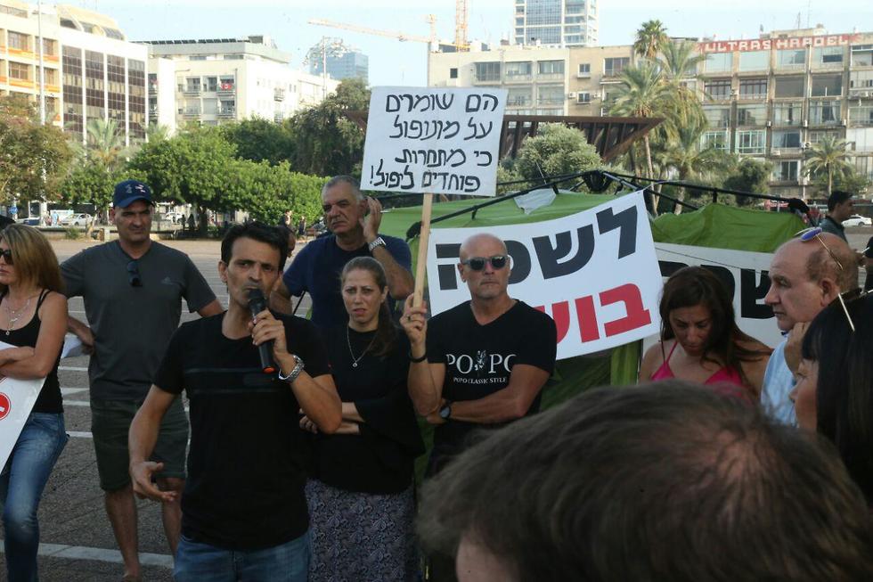 מפגינים בכיכר רבין מחאה מתמחים (צילום: מוטי קמחי)