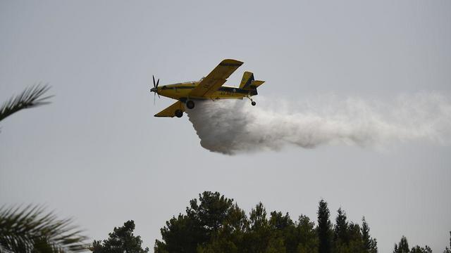 מטוס מכבה שריפה בנירית (צילום: יאיר שגיא)