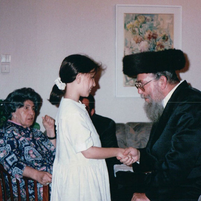 עם הסבא והסבתא רבא שלה. "זכינו לייחוס בעולם החרדי" (צילום: אלבום פרטי)