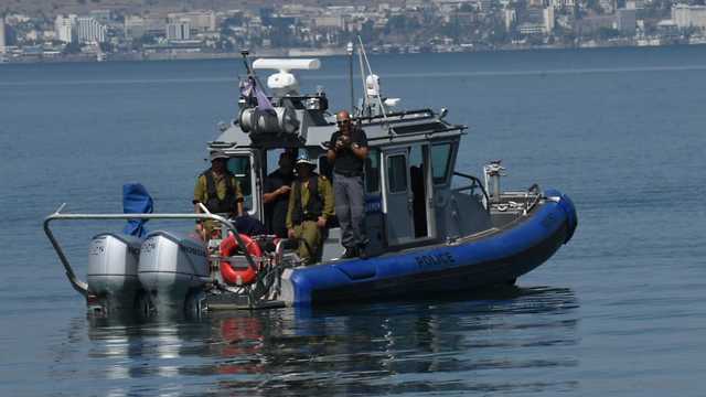 Navy divers search the Kinneret for rockets remnants (Photo: Avihu Shapira)