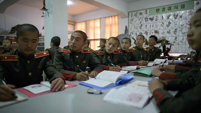 בית הספר המהפכני מנגיונגדה לבנים ב צפון קוריאה (צילום: AFP)