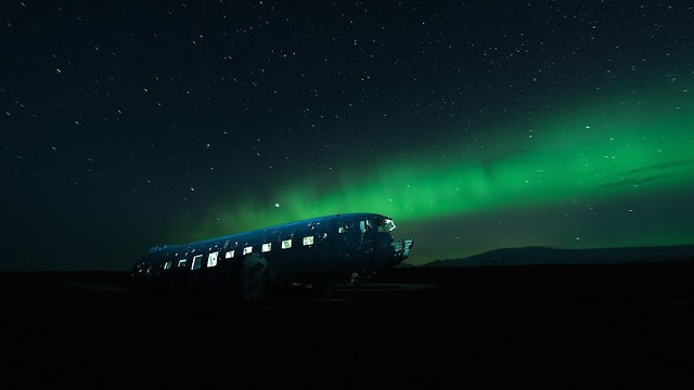 נשמות הלילה: מטוס נטוש בחוף הדרומי של איסלנד (צילום: דיוויד דה רואדה)