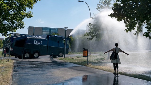 זרנוקי מים של משטרת ברלין ב פארק בצורת ב גרמניה גל חום קיצוני ב אירופה (צילום: EPA)